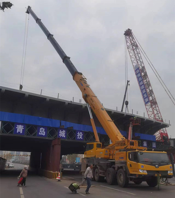 青岛吊车出租-110吨吊车-跨海大桥二期